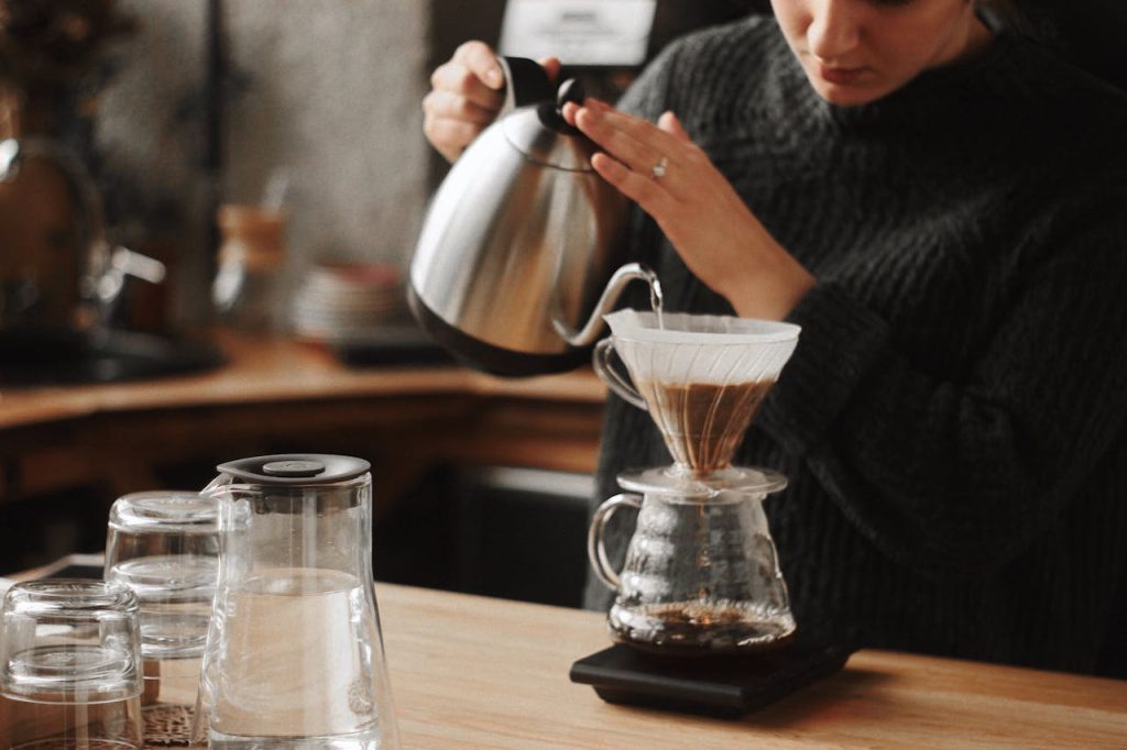 barista sirviendo v60